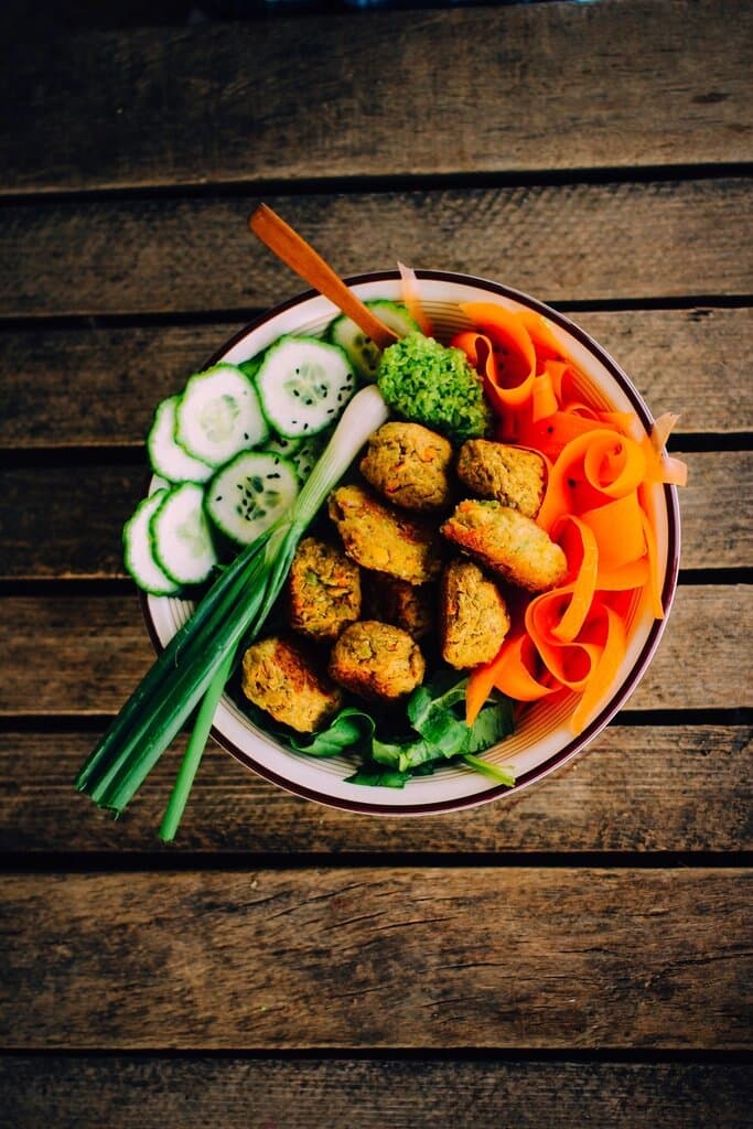 Falafel bowl met tahin dressing