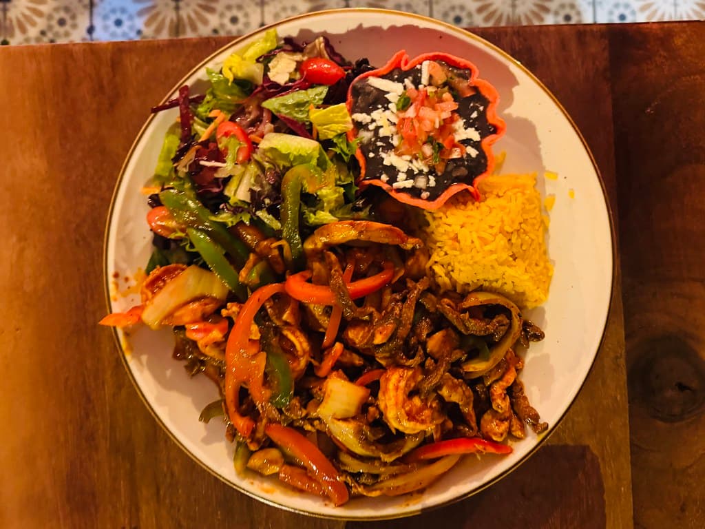 Kip fajita bowl met rijst en paprika